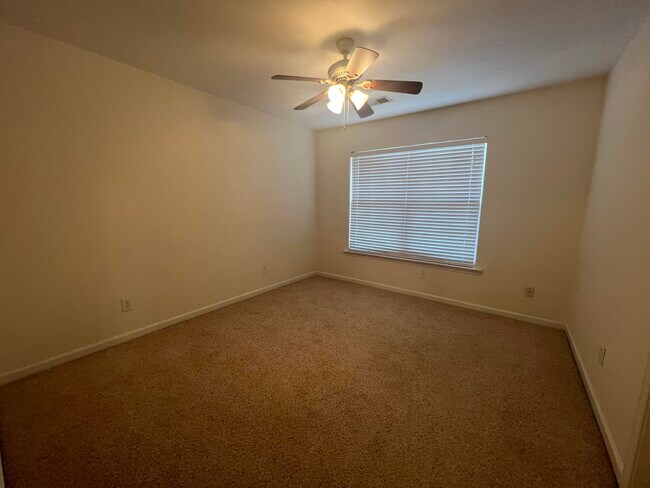 Building Photo - 565 Batty Way