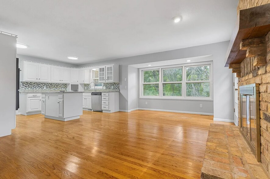 Building Photo - 1900 Vernon Dr S