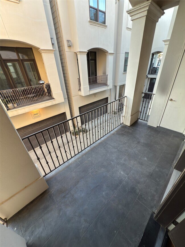 Building Photo - 5640 Larkin St