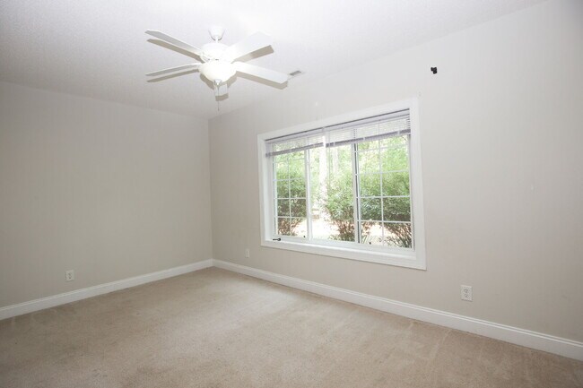 Building Photo - "Spacious 3-Bedroom Retreat with 3200 Sq Ft of Comfort in Seven Lakes!"