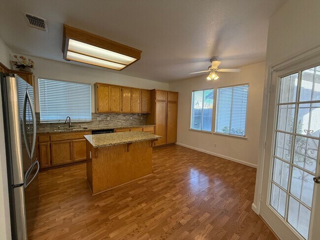 Building Photo - 4 bed 2.5 bath 2 story home available now!