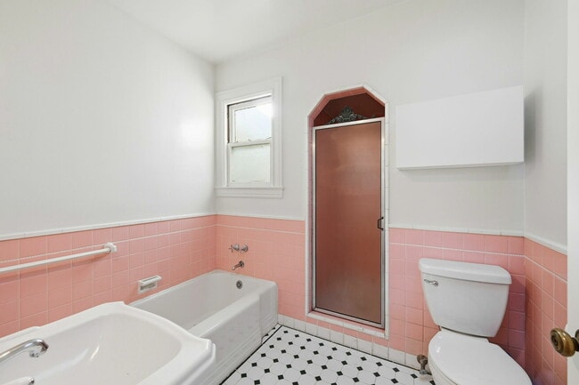 Building Photo - 685 47th Ave