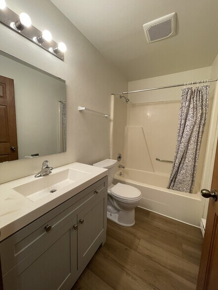 Building Photo - 2241 Luann Ln