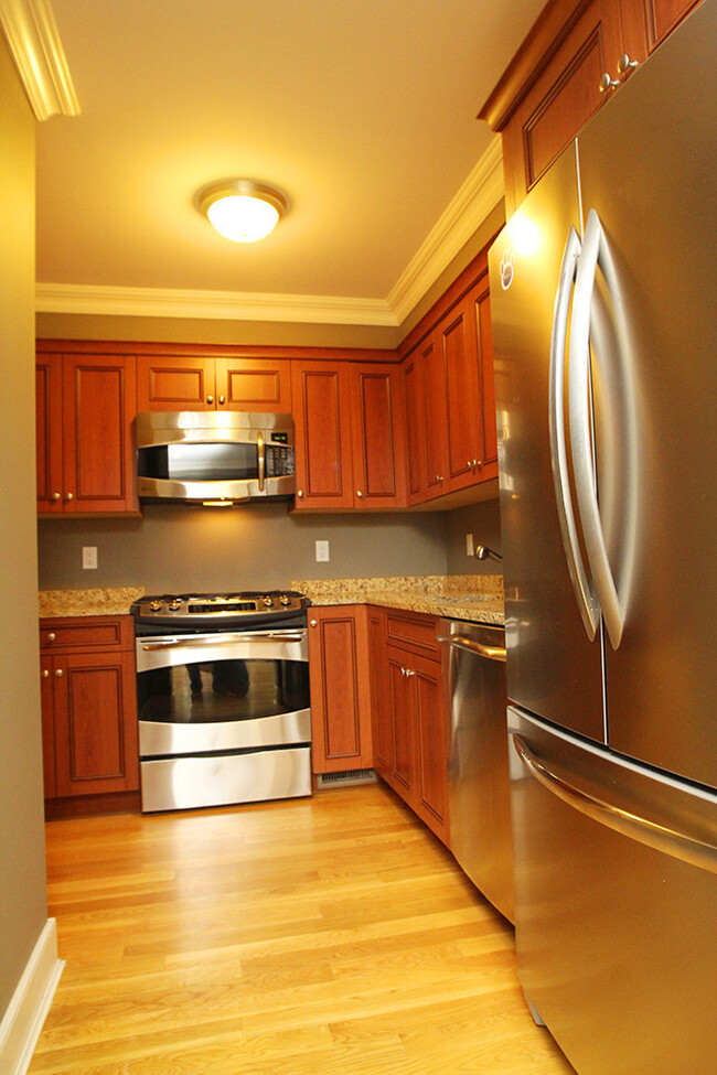 Building Photo - 109 Forest St