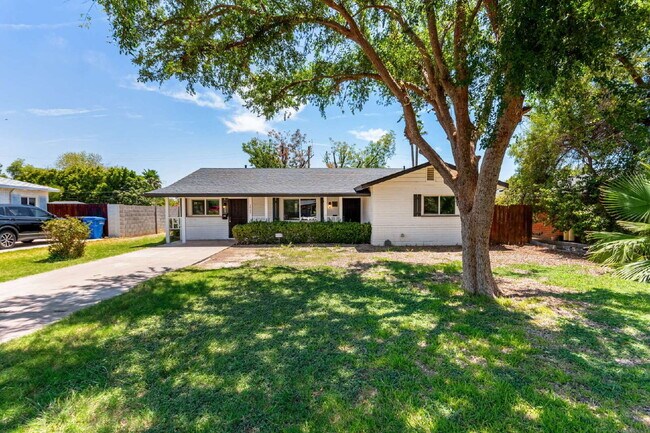 Building Photo - Beautifully updated 4 bed 2 bath Single Fa...