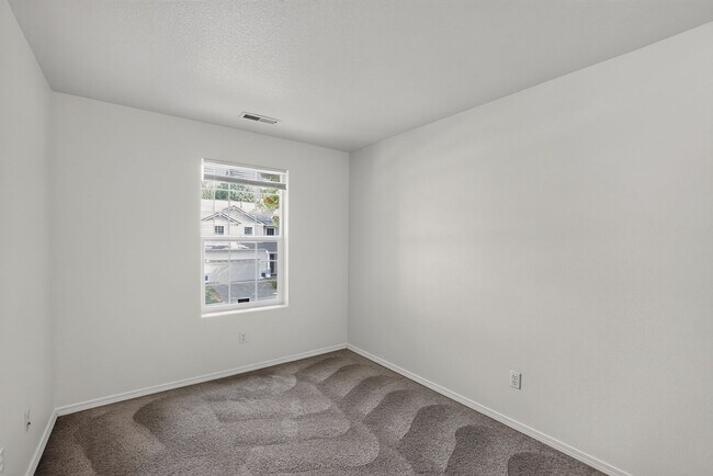 Building Photo - 5146 NE Schoeler Cir