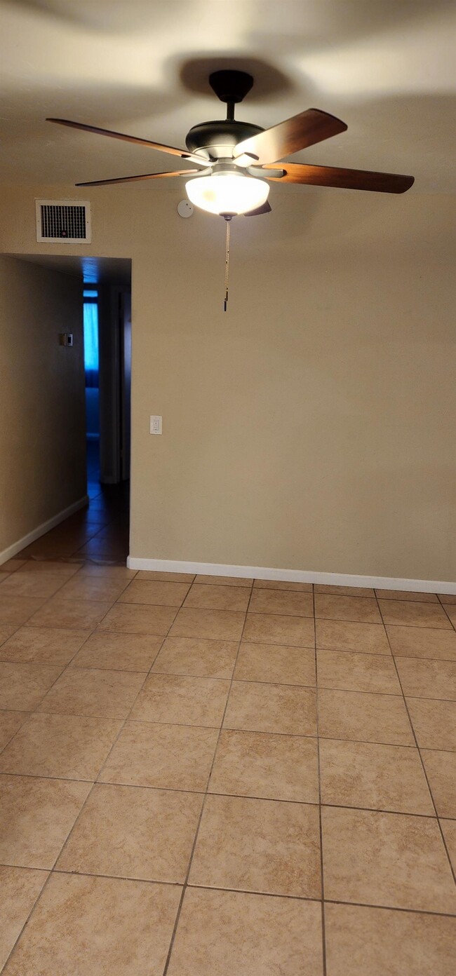Building Photo - 2126 E Hidalgo Vista