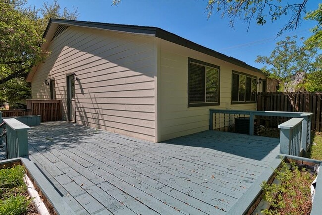 Building Photo - 800 Osage Dr