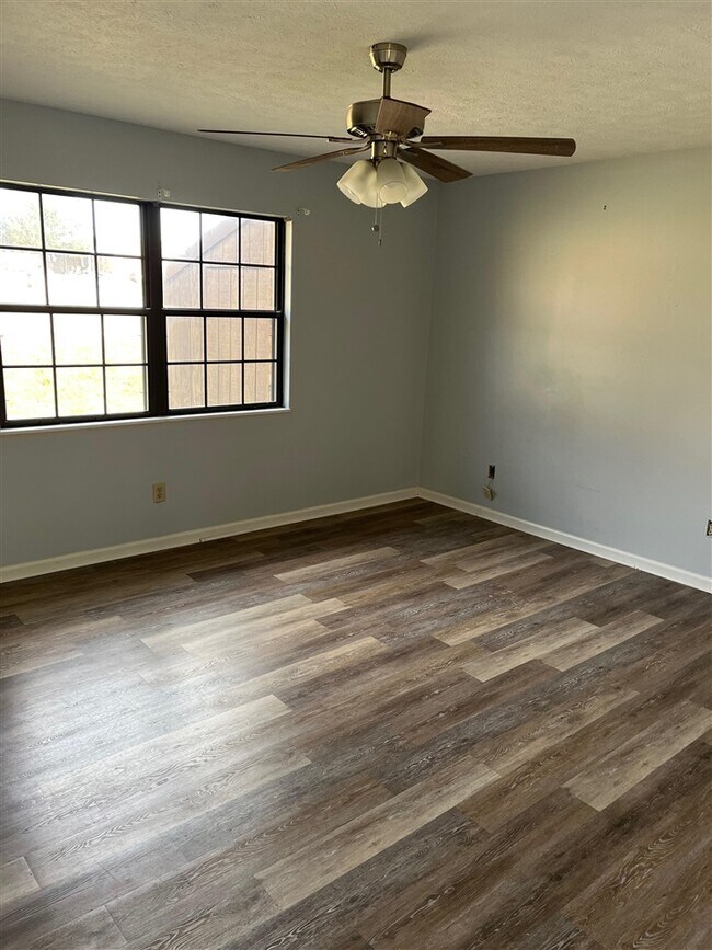 Building Photo - 1012 Windview Pl