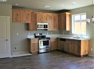 Building Photo - BEAUTIFUL CREEKWOOD TOWNHOME! 3 BR, 2.5 BA