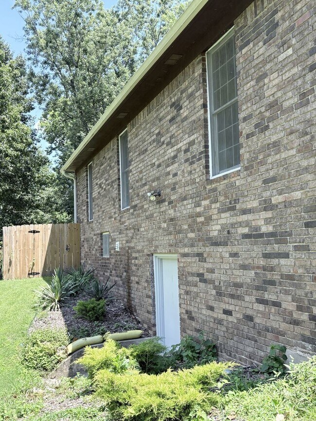 Building Photo - 1365 W Twin Springs St