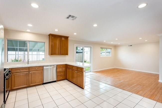Building Photo - Traditional Single Family with Spacious Yard!