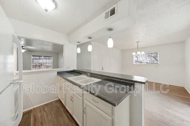 Building Photo - 505 Oasis St