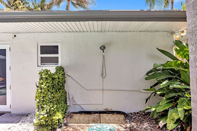 Building Photo - 1568 NE 35th St