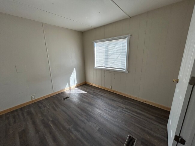 Building Photo - 3 Bed 1.5 Bath Fully Remodeled Mobile Home...