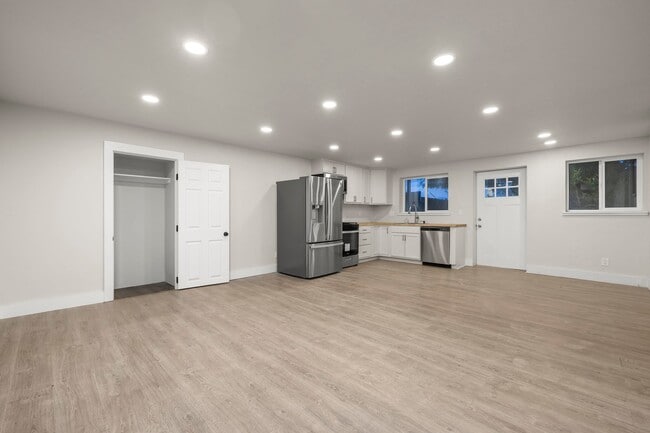 Building Photo - 450 Scenic Dr