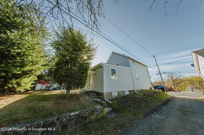 Building Photo - 955 E Elm St