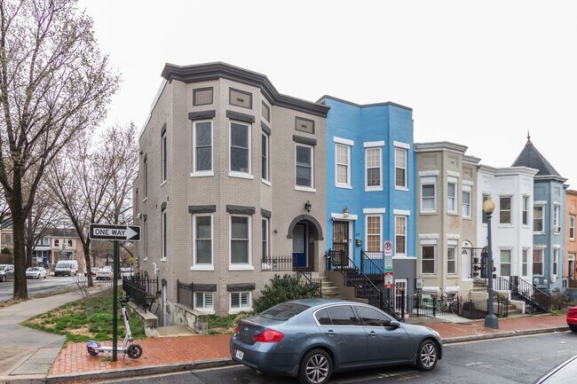 Building Photo - Stunning premium corner Townhome condo in the desirable Eckington neighborhood!
