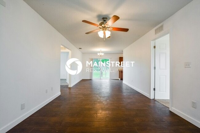 Building Photo - 3 Bedroom Pet-Friendly Home in Umatilla, FL with Main Street Renewal
