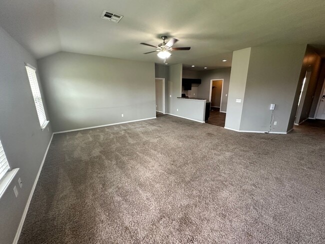 Building Photo - 3 bed 2 bath in Mustang- Move in Special!