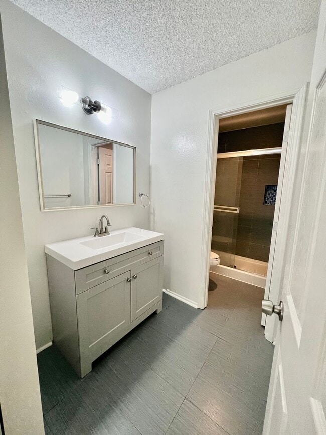 Building Photo - Georgous Calabasas Condo