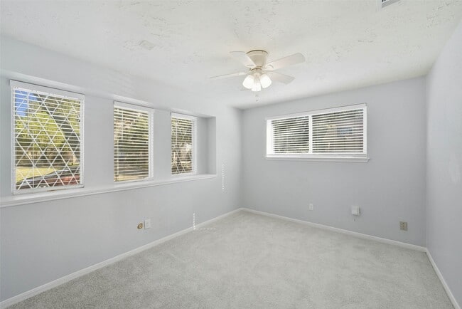 Building Photo - 21335 Park Mt Dr