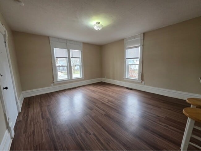 Building Photo - 424 W 8th St