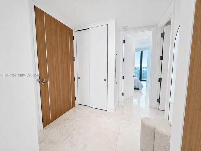 Building Photo - 15701 Collins Ave