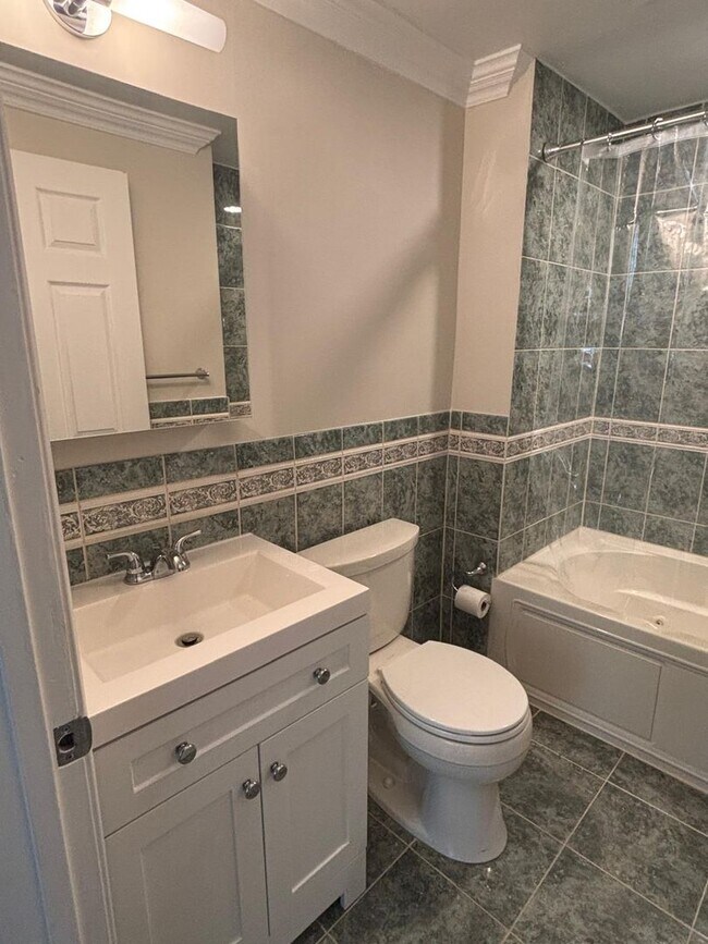 Building Photo - Move In Special! Logan Circle/ Dupont! Ava...