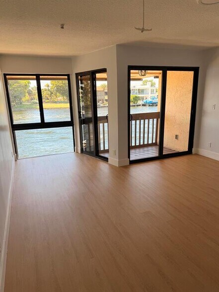 Building Photo - 797 S Riverside Dr