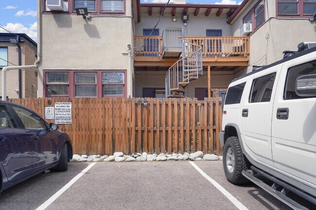Building Photo - Two-Story Apartment with Parking in Uptown