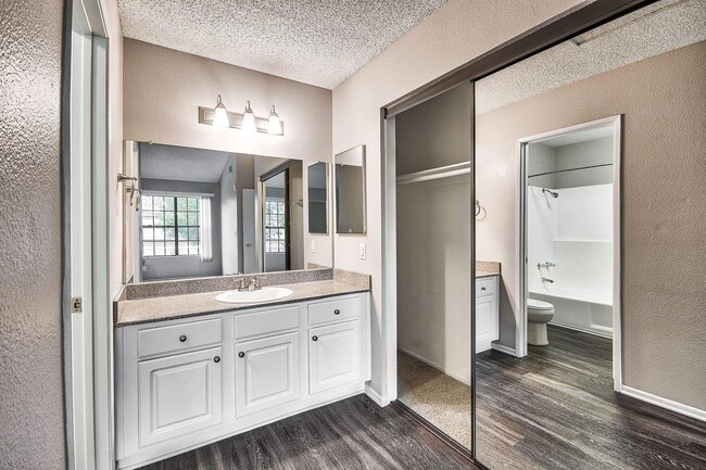 Building Photo - Oak Tree Court Apartment Homes