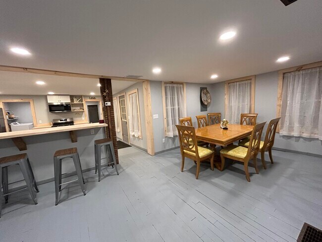 Building Photo - 776 Old Rte 8