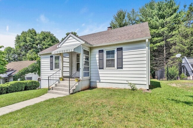 Primary Photo - Adorable 2 BR home - Convenient to all thi...