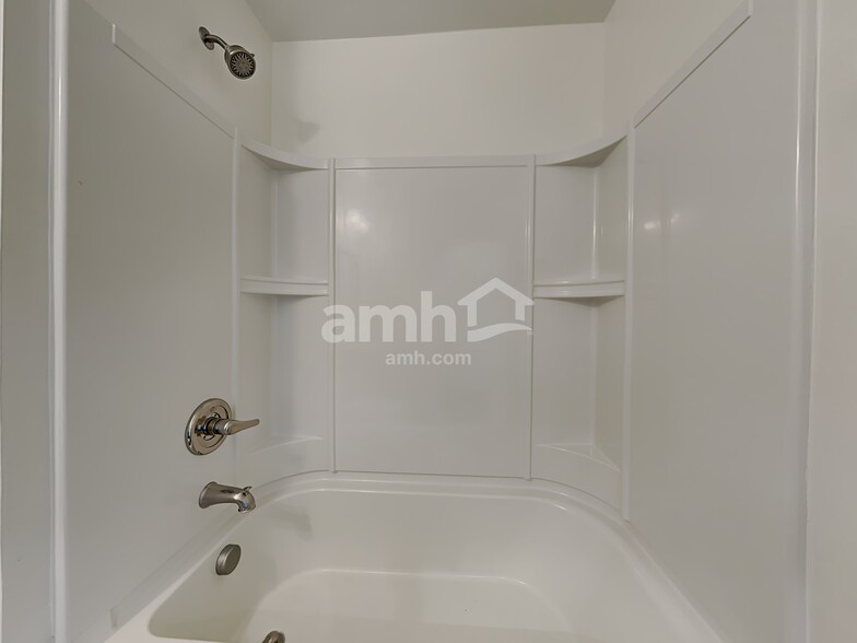 Building Photo - 204 Castlebrook Dr