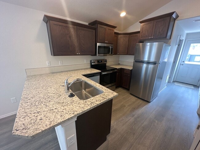 Building Photo - MIDTOWN 2 Bdrm Cottage, 1 bath, Air Conditioning, Laundry Room, Large Covered Patio, Off Street P...