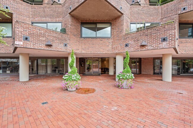 Building Photo - 1015 33rd St NW