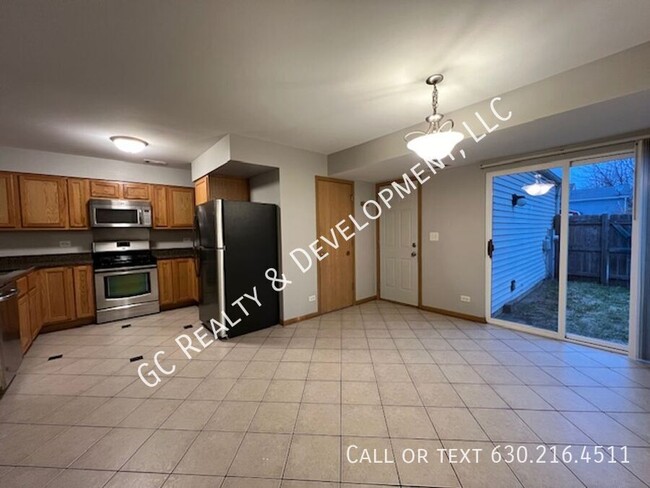 Building Photo - *** 3 BDRM - 1.5 BTH / NEW CARPET / FRESH ...