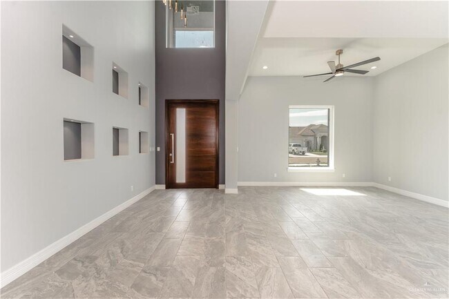 Building Photo - 1711 Lago Delton