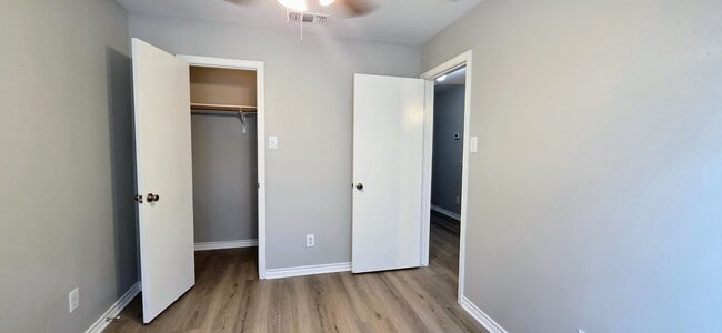 Building Photo - 3 Bedroom Townhome near Medical Center