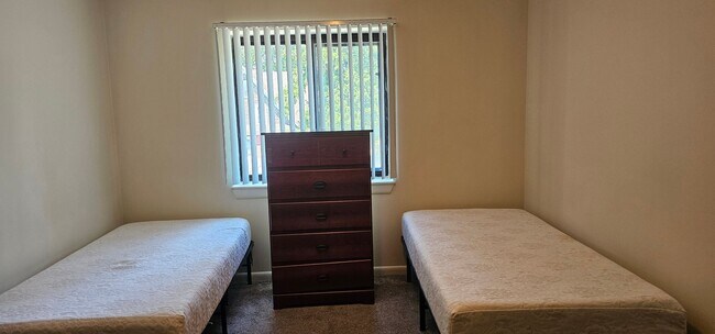 Building Photo - Fairmount East II - 2 Bedroom 2 Bath Middl...