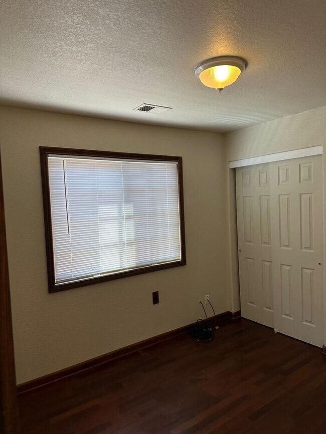 Building Photo - Weston Ranch Home 3 Bedrooms 2 Bath