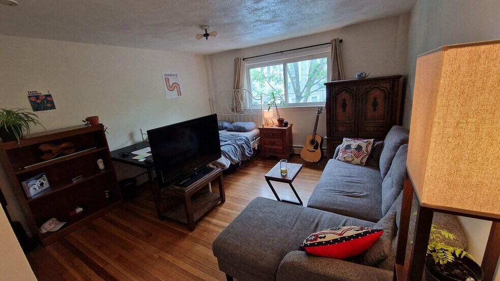 Building Photo - 19 Hunting St