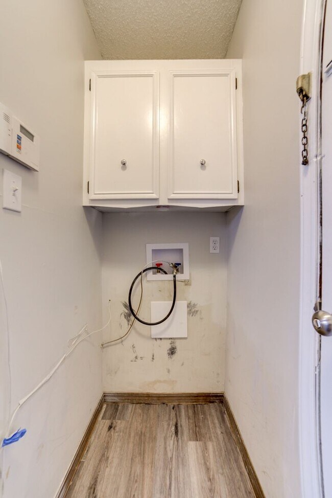 Building Photo - Newly renovated 3 bed / 2 Bath in Tulsa! Available Mid June!