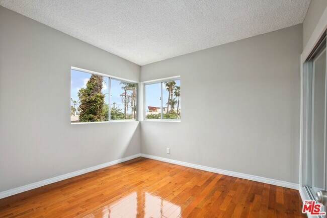 Building Photo - 941 N San Vicente Blvd