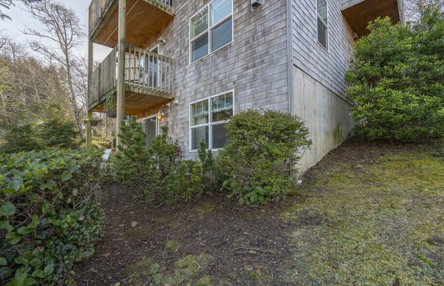 Ground level Unit, with Walkout Daylight Basement - 425 SE Shell Ave