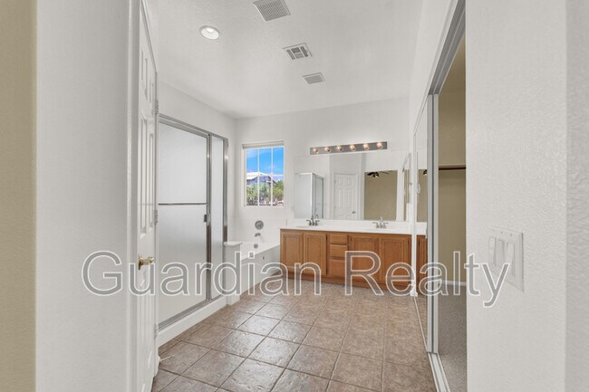 Building Photo - 224 Emerald Vista Way