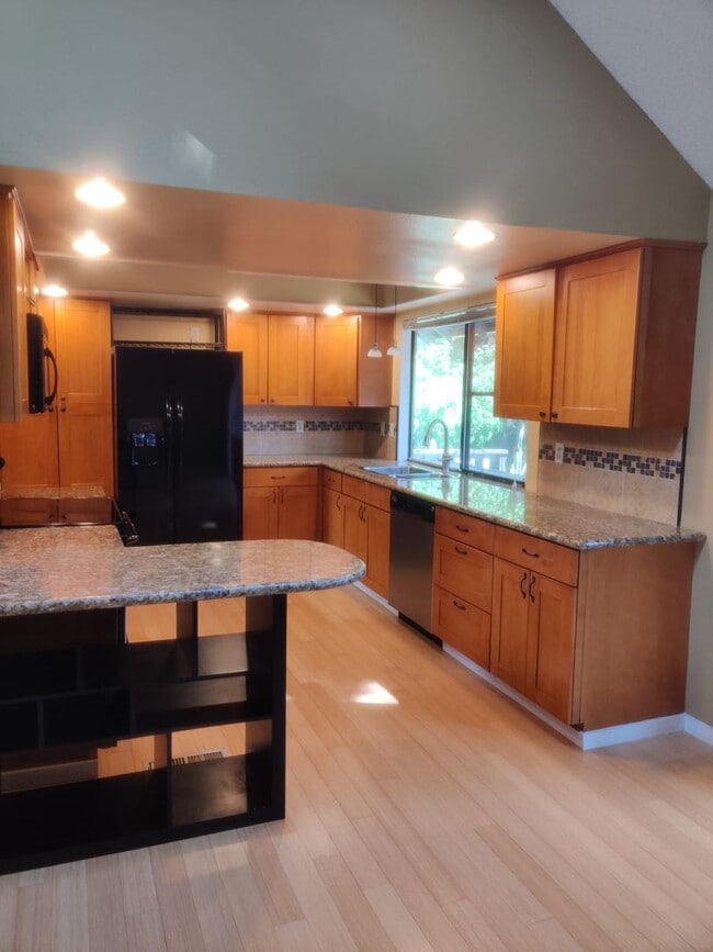 Building Photo - Private access to Lake Sammamish house