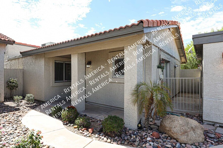 Building Photo - 2507 W Greenway Rd