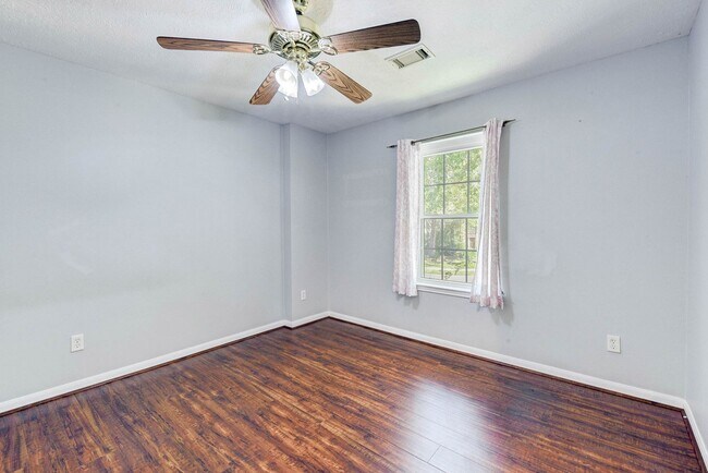 Building Photo - Stunning 4-Bedroom, 2.5-Bathroom Home with...